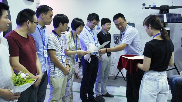 總經(jīng)理陳渝陽向內(nèi)訓(xùn)師頒發(fā)聘書