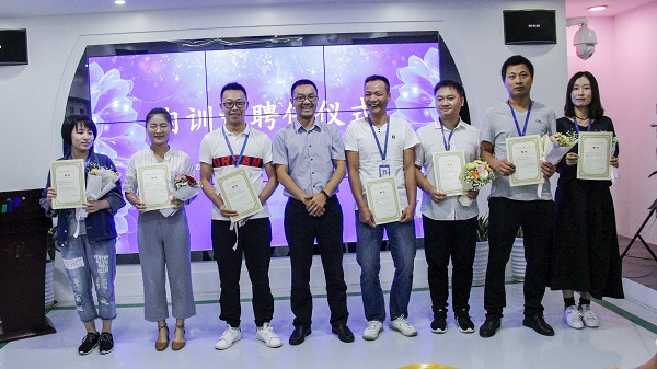 總經(jīng)理陳渝陽與內(nèi)訓(xùn)師合影