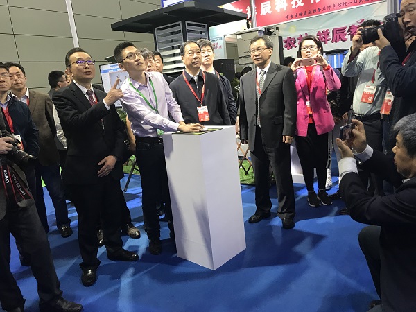 全國農技推廣中心劉天金主任、許發輝副主任和中國農業技術推廣協會陳生斗會長觀摩蟲情測報數據平臺與智能裝備