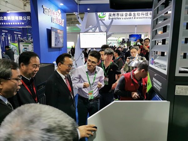 全國農技推廣中心劉天金主任、許發輝副主任和中國農業技術推廣協會陳生斗會長觀摩蟲情測報數據平臺與智能裝備