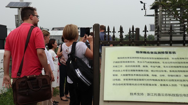 研修班一行在現代農業產業園現場觀摩