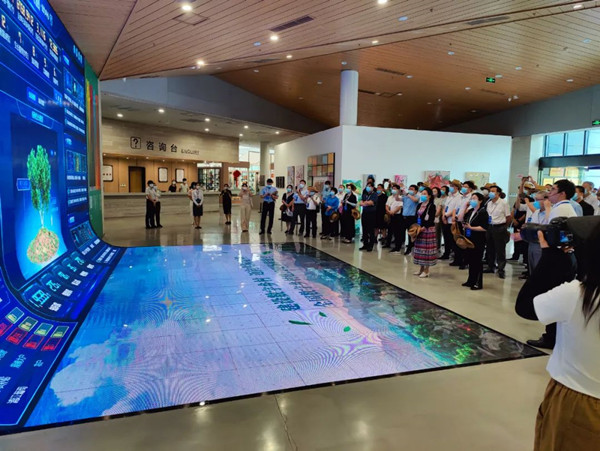 莫干山鎮五四村考察點,與會嘉賓參觀“浙江鄉村大腦”