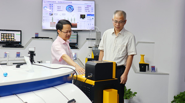 杭州市總工會黨組書記、常務副主席鄭榮新參觀托普云農(nóng)數(shù)字展廳